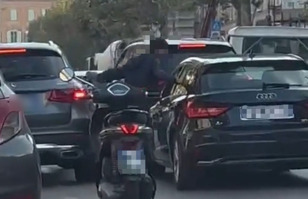 Scende dallo scooter e picchia un automobilista in coda, choc lungo corso Umberto I (Video)