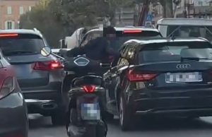 Scende dallo scooter e picchia un automobilista in coda, choc lungo corso Umberto I (Video)