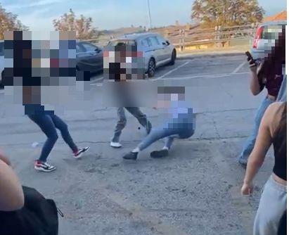 Presa per i capelli e sbattuta a terra: aggressione choc dopo la scuola