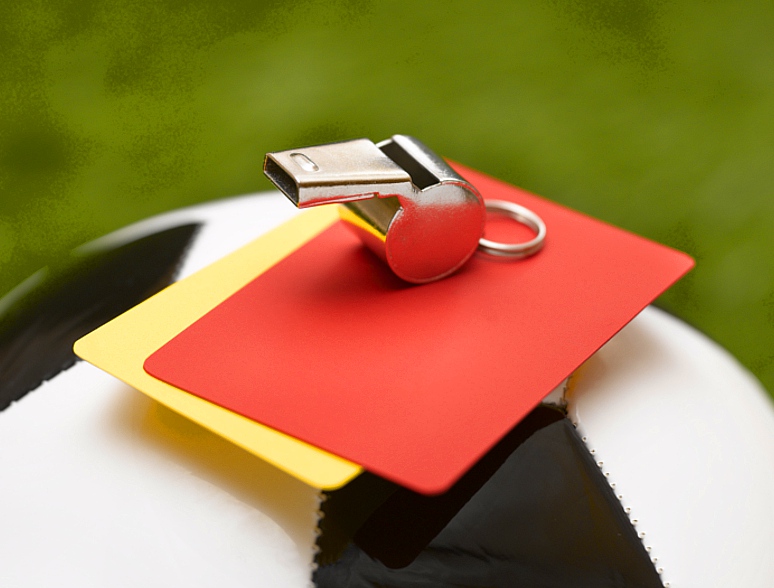 Si può diventare arbitri continuando a giocare al calcio
