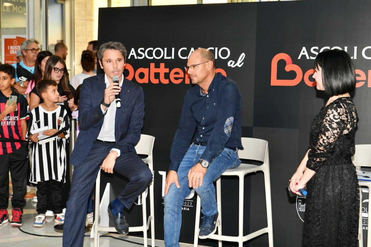 Centro commerciale “Al Battente Shopping&More” come uno stadio