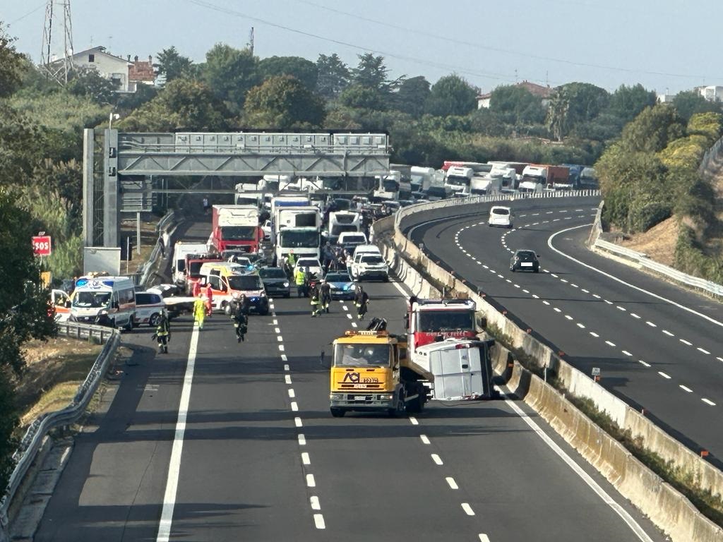 Schianto in A14: coinvolti una moto, un’auto e un furgone che si ribalta, i feriti sono tre