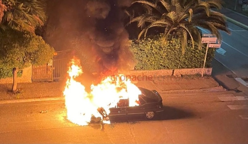 Auto divorata dalle fiamme, coppia salva per miracolo: esplosioni e paura (Video)