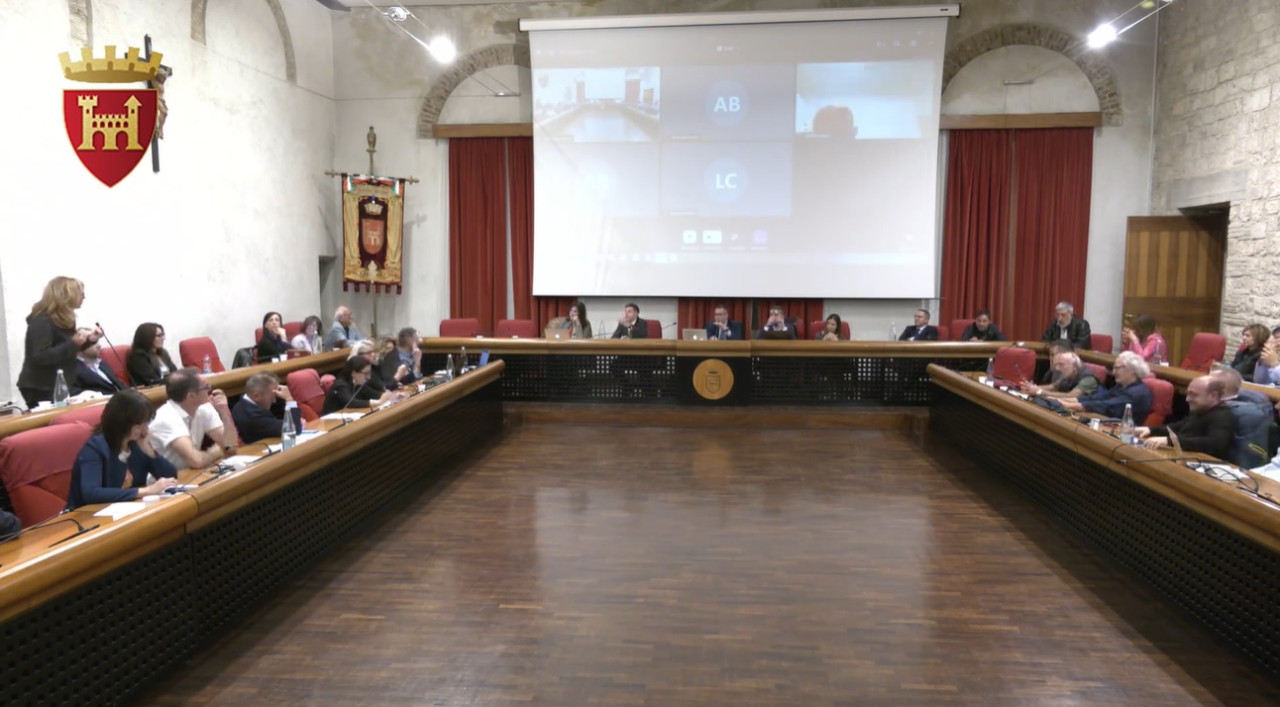 Il futuro dei parcheggi fa discutere in Consiglio: via libera alla valutazione economica per il riscatto nel 2025