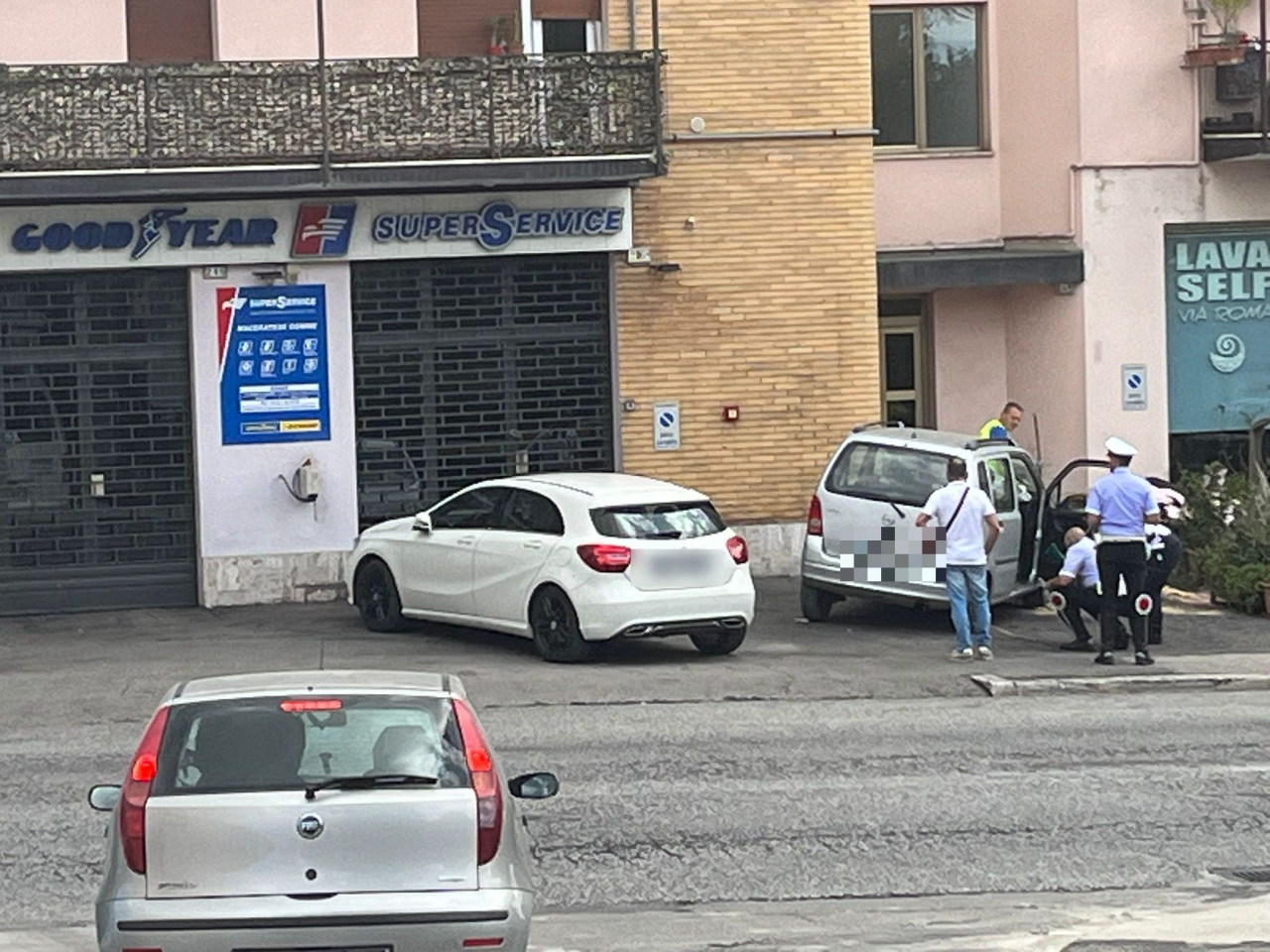 Escono da una cresima e si schiantano: muore una donna, feriti il marito e la cognata (Le foto)