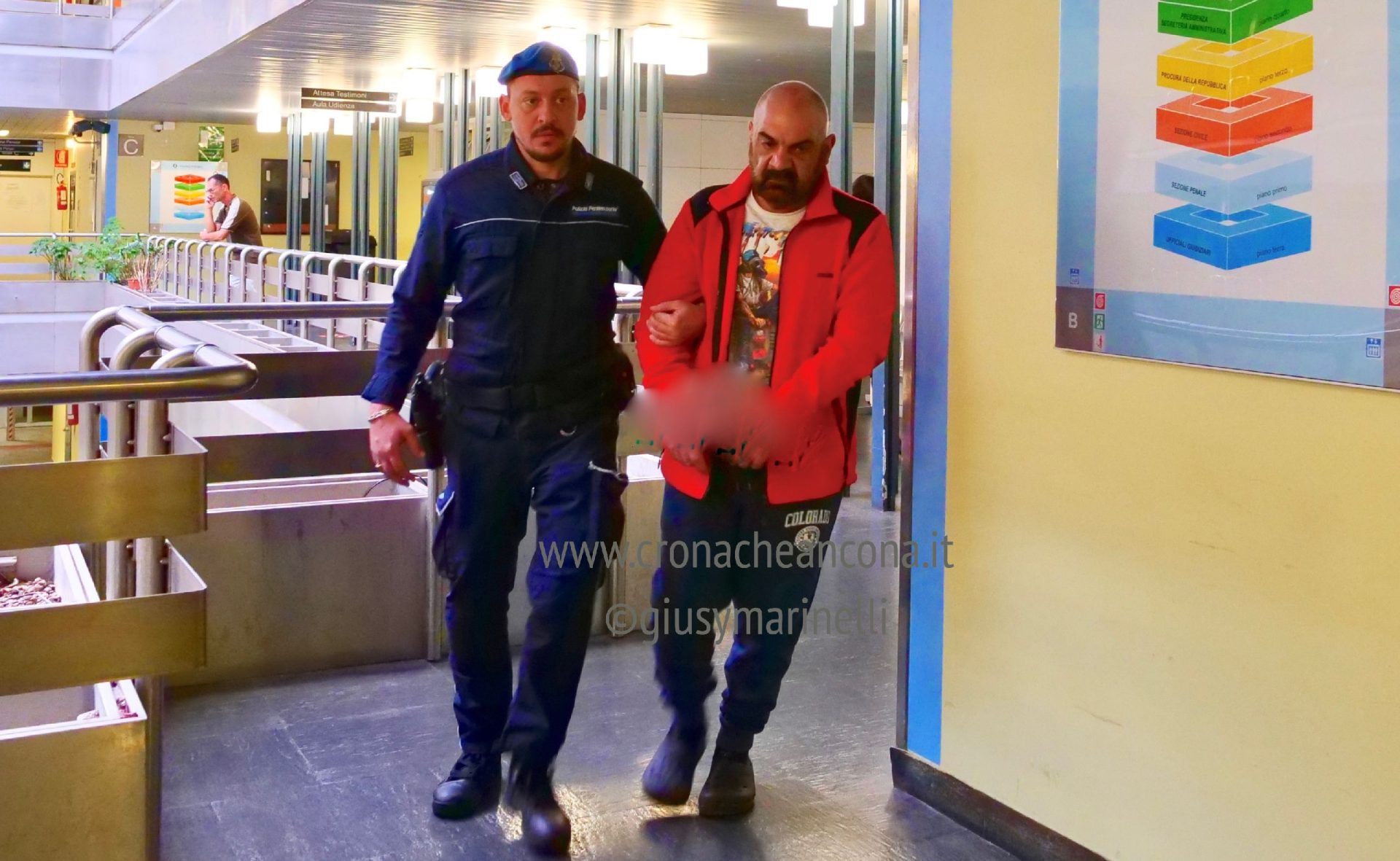Panariello resta in carcere: Concetta uccisa con 40 coltellate (Le foto)