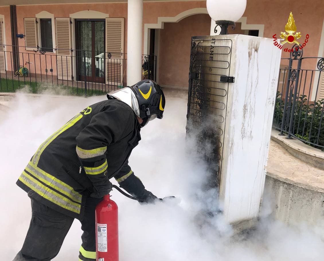 Frigorifero prende fuoco: intervengono i Vigili del fuoco