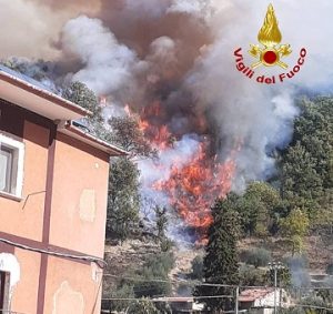 Incendio distrugge 6 ettari di bosco a Casette di Castel Trosino: lambite le case, Vigili del fuoco in azione su più fronti, decisivi i lanci del canadair <span> (Video e foto) Incendio distrugge 6 ettari di bosco a Casette di Castel Trosino: lambite le case, Vigili del fuoco in azione su più fronti, decisivi i lanci del canadair <span> (Video e foto)