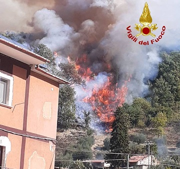Incendio distrugge 6 ettari di bosco a Casette di Castel Trosino: lambite le case, Vigili del fuoco in azione su più fronti, decisivi i lanci del canadair <span> (Video e foto)