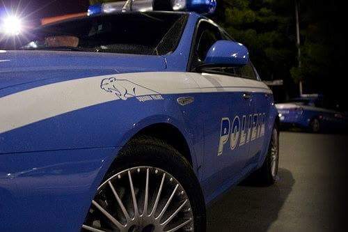 Rompe il finestrino di un’auto e scappa: i poliziotti lo trovano in casa nascosto sotto al letto