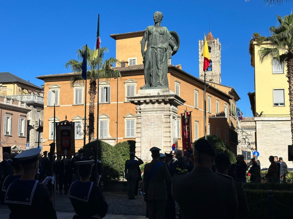 Festa delle Forze Armate e dell’Unità nazionale, in Piazza Roma la toccante cerimonia <span> (Video e Foto) </span>