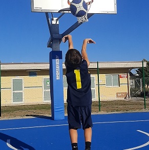 Campo da basket al taglio del nastro