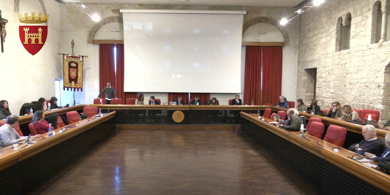 Quintana, Sgarbi e i conflitti di interesse fanno discutere in Sala della Ragione