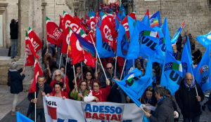 Lavoratori e pensionati invadono il centro: “Adesso basta” lo slogan di Cgil e Uil contro la manovra finanziaria <span> (Video e foto)