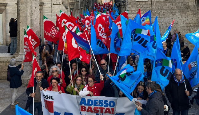 Lavoratori e pensionati invadono il centro: “Adesso basta” lo slogan di Cgil e Uil contro la manovra finanziaria <span> (Video e foto)