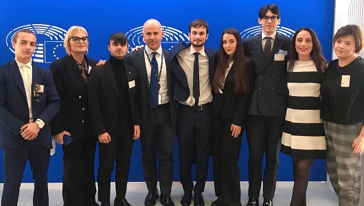Forza Italia, anche i giovani del Piceno nel blitz al Parlamento Europeo