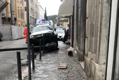 Investe un pedone con l’auto poi si schianta contro il palo della luce, abbattendolo <span> (Video) </span>