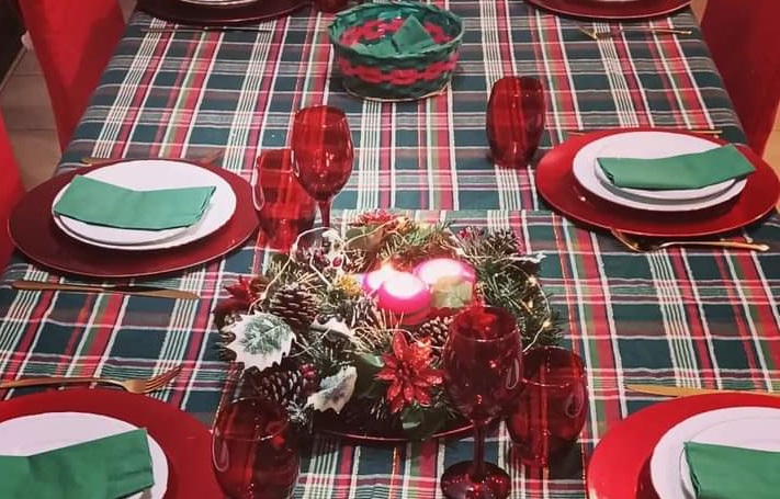 Natale a casa o al ristorante, consumi e costi in crescita: i maggiori aumenti per pesce, frutta e dolci