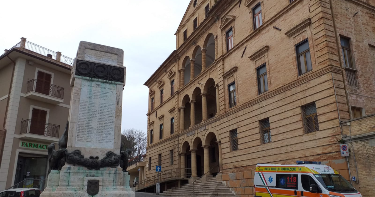 Offida, Poliambulatorio spostato per un problema al tetto, l’ira di Massa: «Lo sapevano, è un disegno per colpire la città?»