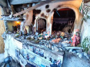 Gesù sotto le bombe, il presepe Porta Cartara fa riflettere e commuovere <span> (Video e foto) </span>