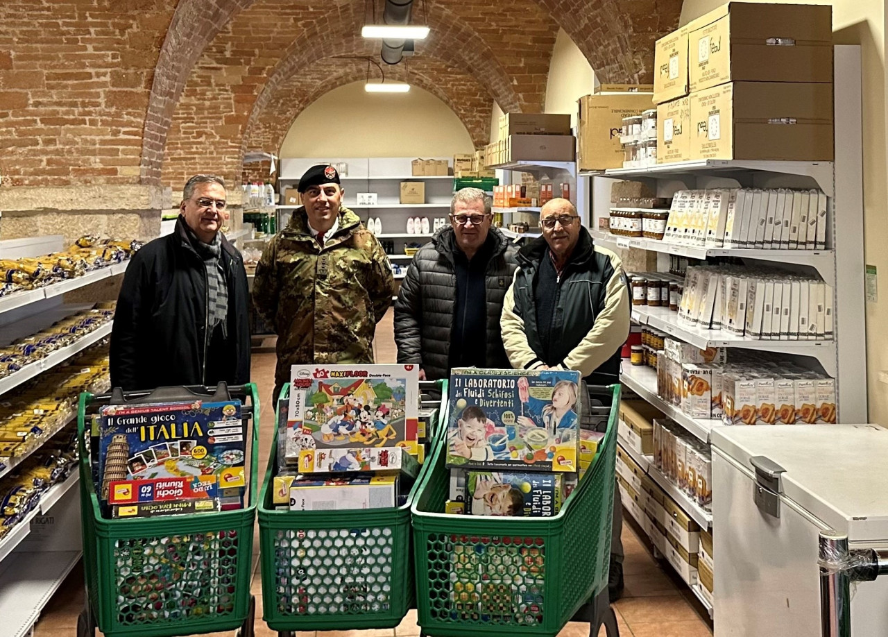 Natale & solidarietà, giocattoli per i bimbi di famiglie bisognose dal 235° Reggimento Piceno