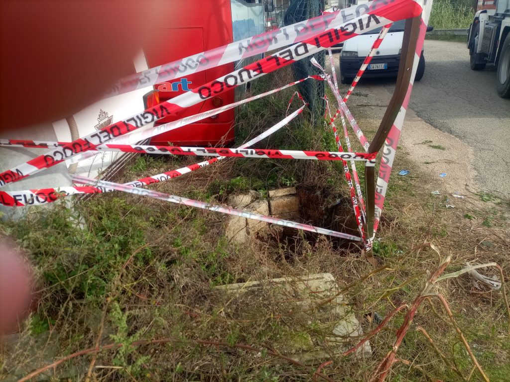 Assurda caduta in un pozzo nascosto, profondo 8 metri: gravissimo un 37enne trasportato a Torrette con l’eliambulanza <span> (Video e foto)