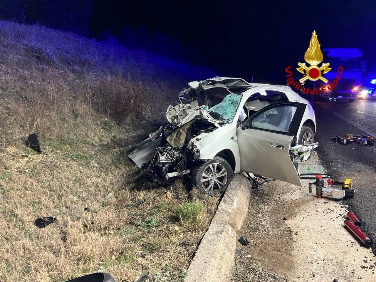 Prende la superstrada contromano e si schianta contro un furgone: 26enne muore in ospedale (Foto)