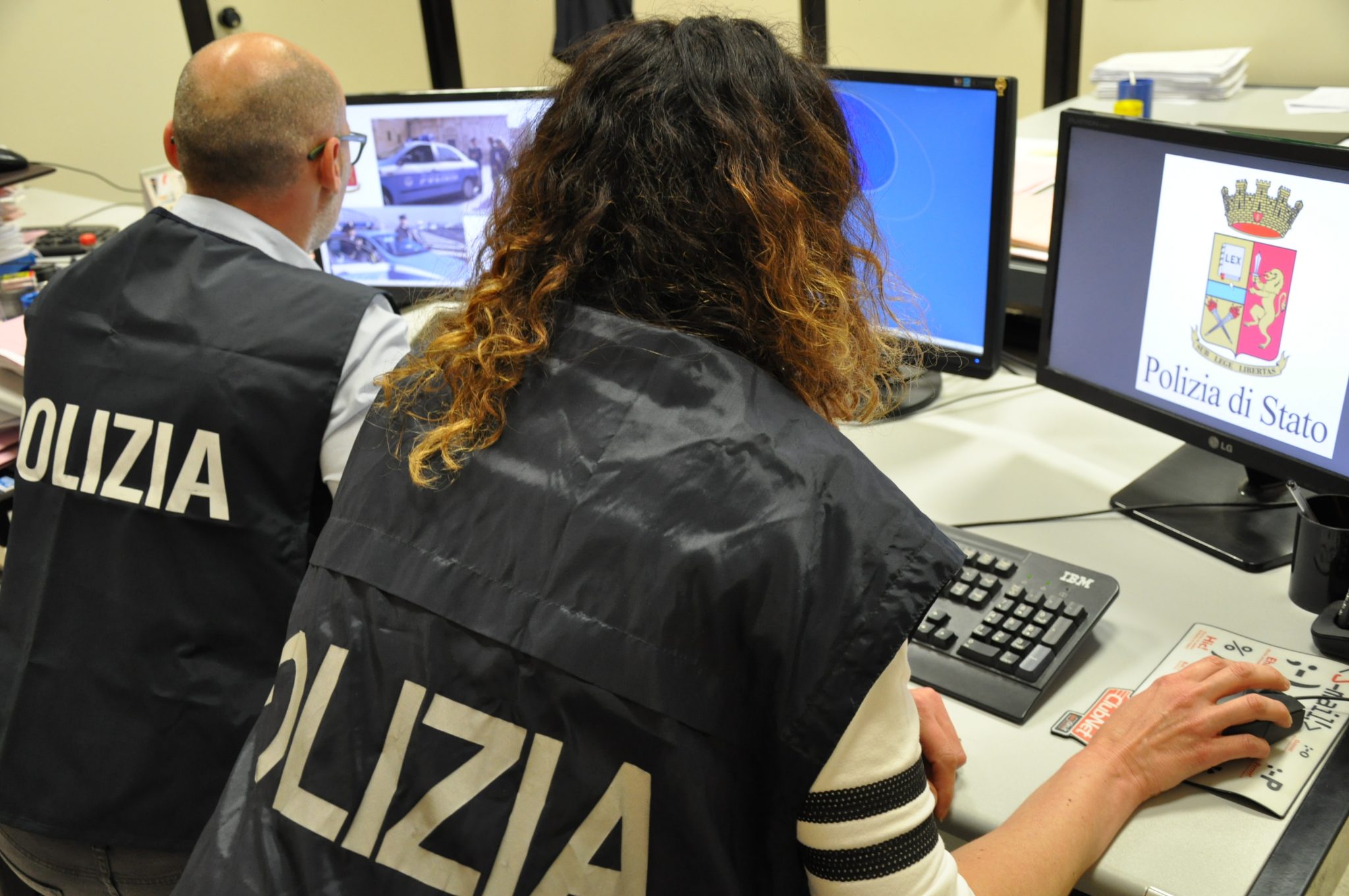 Acquista arredi sul web per il proprio locale ma viene truffato: denunciati due 40enni