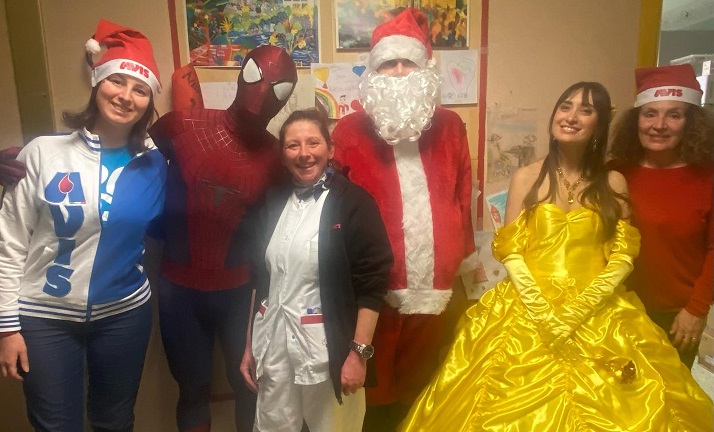 I ragazzi di “Futura” portano un sorriso ai piccoli pazienti di Pediatria