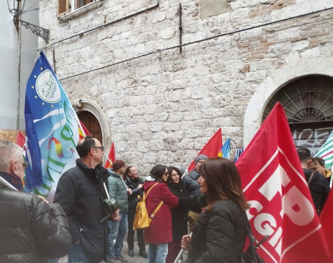 L’Ast proroga di 15 operatori su 45: 6 sigle accettano l’accordo ma 2 continuano lo stato di agitazione