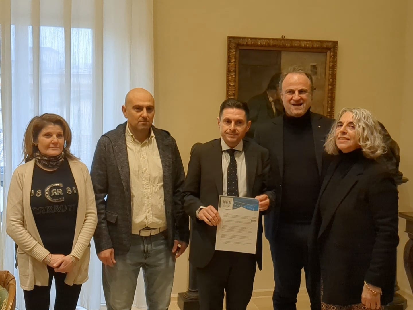 Parcheggi gratis per i clienti: il regalo di Natale dei commercianti del centro storico