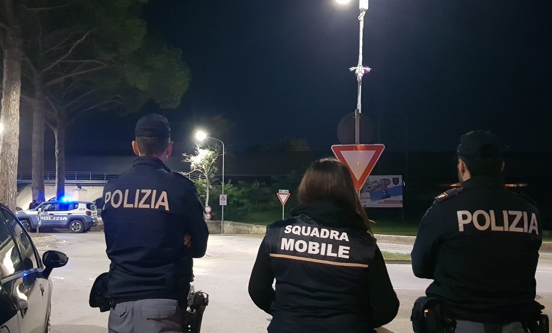 Supermarket della droga in casa, protetta da vedette e pitbull: misura cautelare per un trentenne