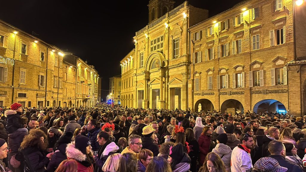 “Domenica degli amici”, in migliaia salutano l’arrivo del Carnevale <span> (Video e foto)