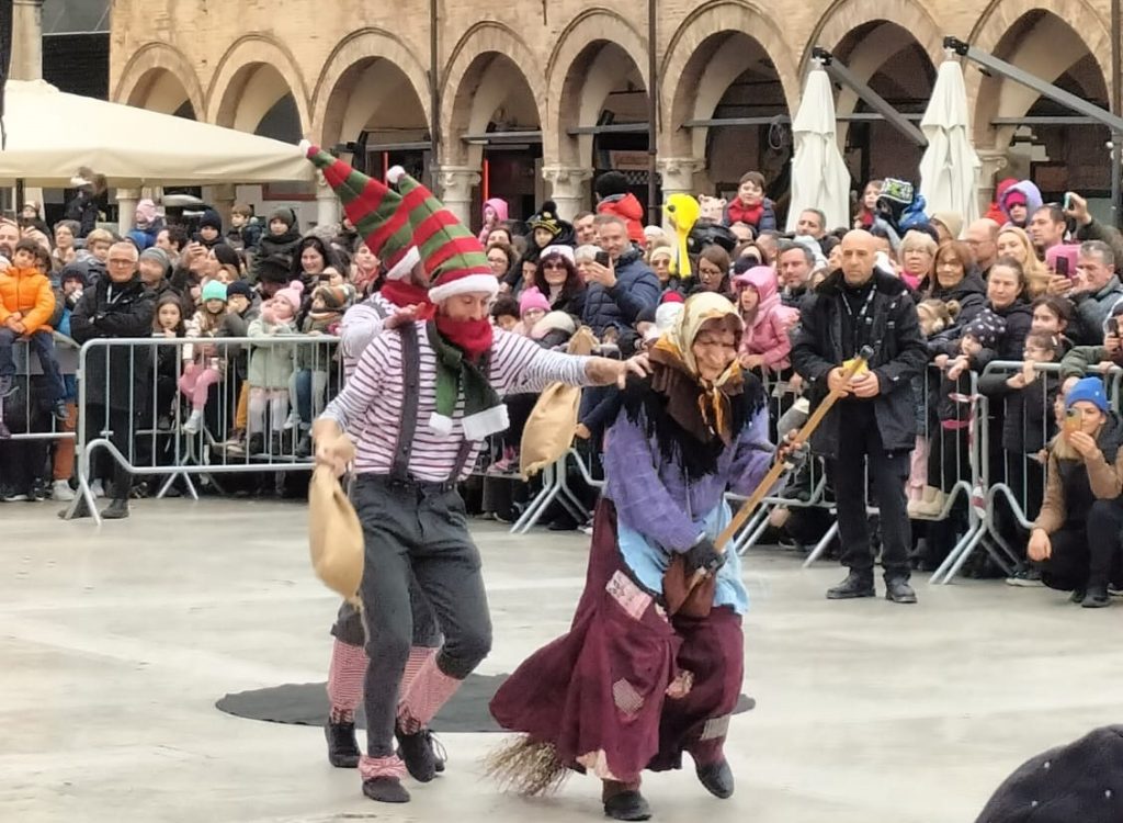 Scendono le Befane in Piazza del Popolo davanti a 3.500 spettatori <span> (Video e foto)