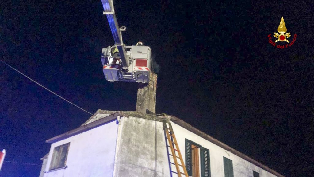 Fiamme dal comignolo: tempestivo intervento dei Vigili del fuoco <span> (Video)