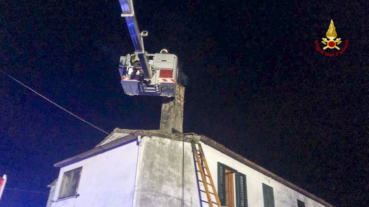 Fiamme dal comignolo: tempestivo intervento dei Vigili del fuoco <span> (Video)