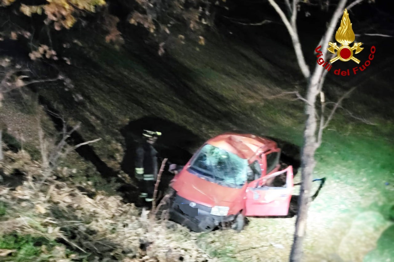 Schianto fatale: muore un 17enne, soccorsi il padre e il cugino della vittima, viaggiavano su un’auto rubata