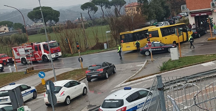 Al pericolo, mai risolto, dell’incrocio con la Piceno Aprutina si aggiunge la sosta selvaggia