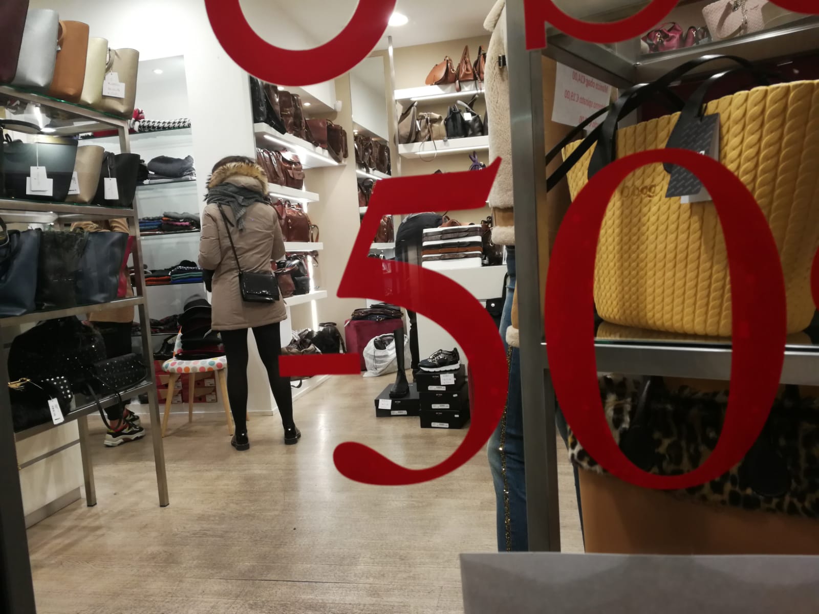 Saldi, giro d’affari di 210 milioni: «Ogni famiglia spenderà in media 290 euro»