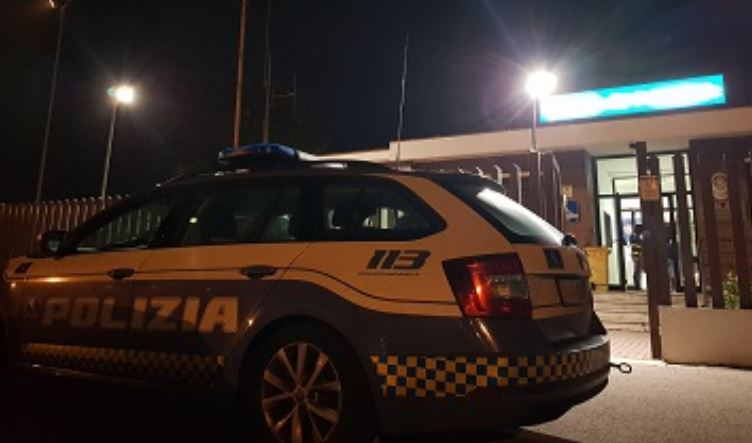 Non si ferma all’alt della Polizia Autostradale, bloccato al casello della A14