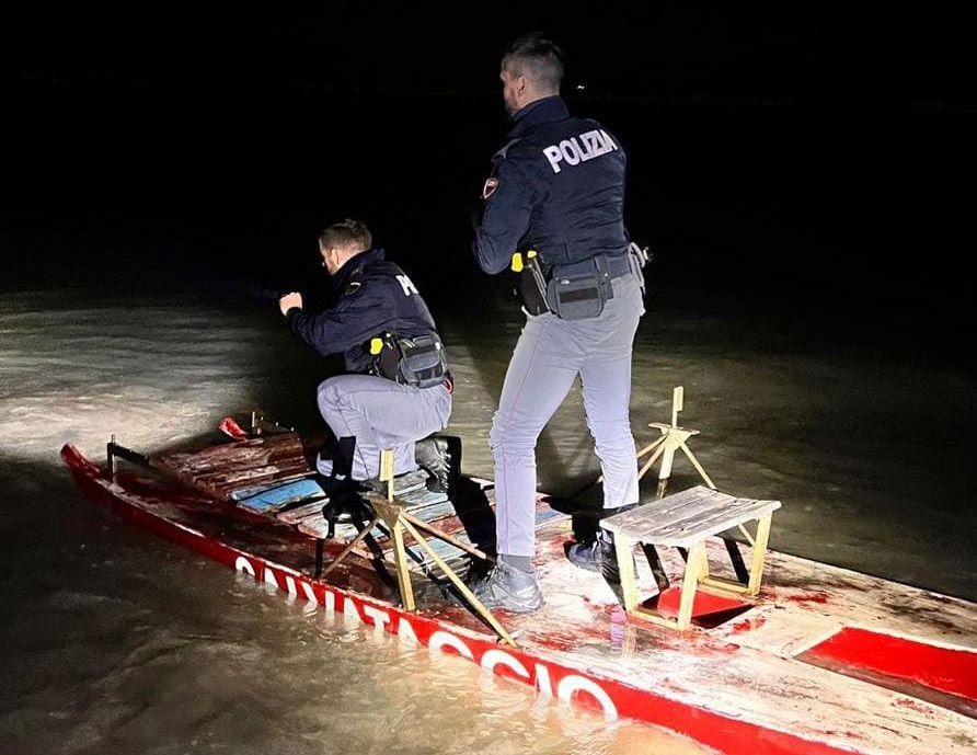 Dopo il furto fugge e si getta in mare: i poliziotti prima salvano il ladro e poi lo arrestano