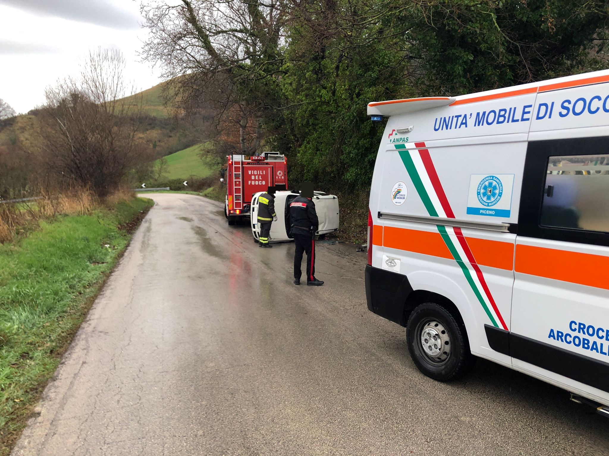 Auto si ribalta, donna soccorsa a Montefiore dell’Aso <span> (Le foto)