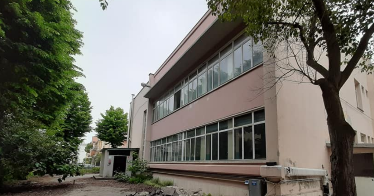 Tutti a difendere gli alberi, ma i gloriosi castagni dell’ex Scuola Curzi e le essenze di Villa Bollettini dove sono?
