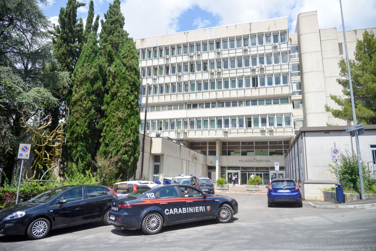 «Segrega il figlio in camera per l’andamento scolastico»: padre condannato a 4 mesi