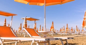 Dal pallone al fumo: vita in spiaggia, le regole da rispettare