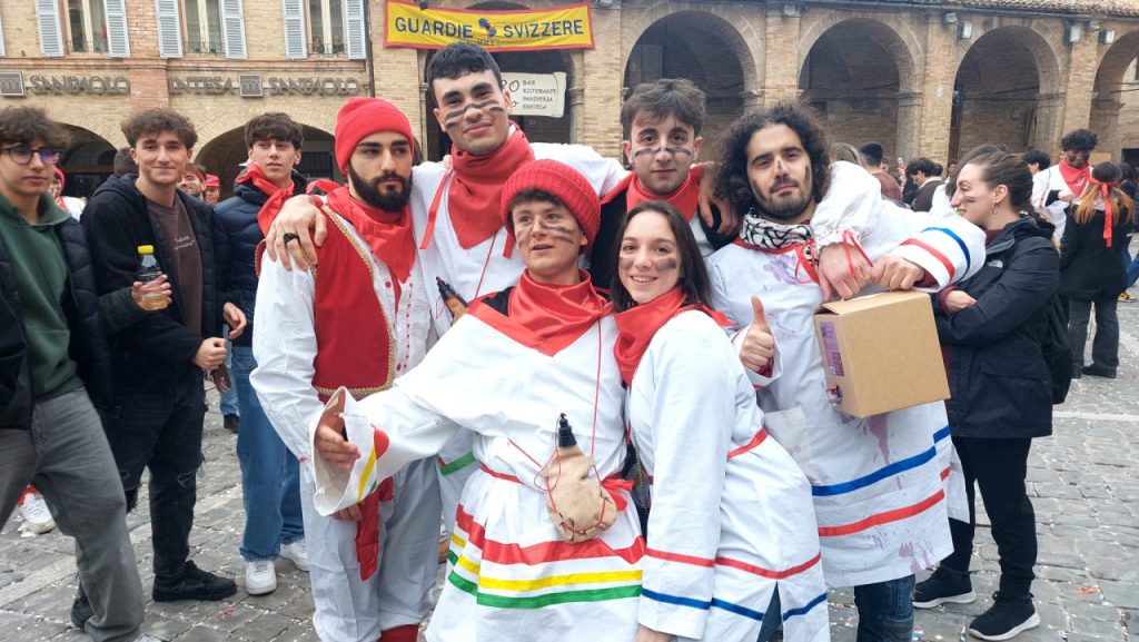 Evviva “Lu Bov Fint”, Offida presa d’assalto da migliaia di visitatori per il Carnevale <span> (Video e foto)