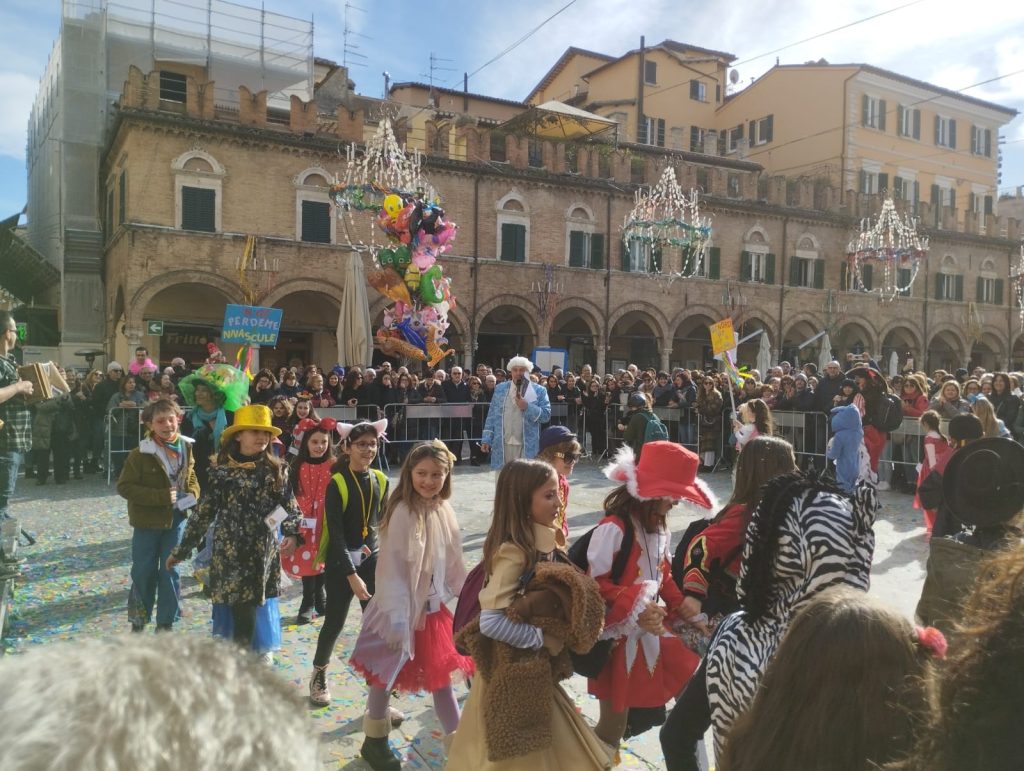 Il Carnevale delle scuole, ironia, intelligenza e un messaggio importante: «E’ tempo di superare i localismi» <span> (Video e Fotogallery)