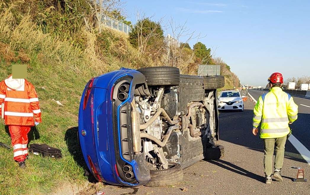 Un’automobile si ribalta sulla A14 <span> (Le foto)