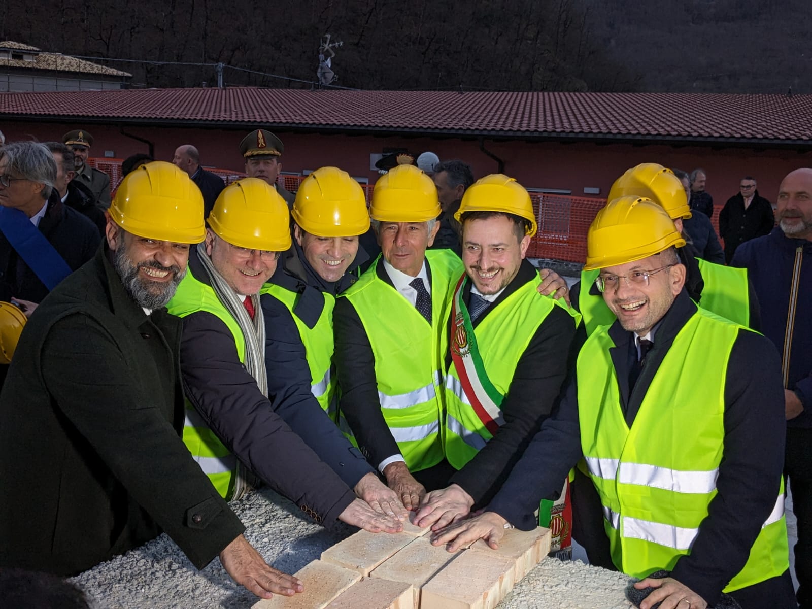 Posata la prima pietra del palazzetto di Arquata, il ministro Abodi: «Sarà un defibrillatore di fiducia e speranza» <span> (Video)
