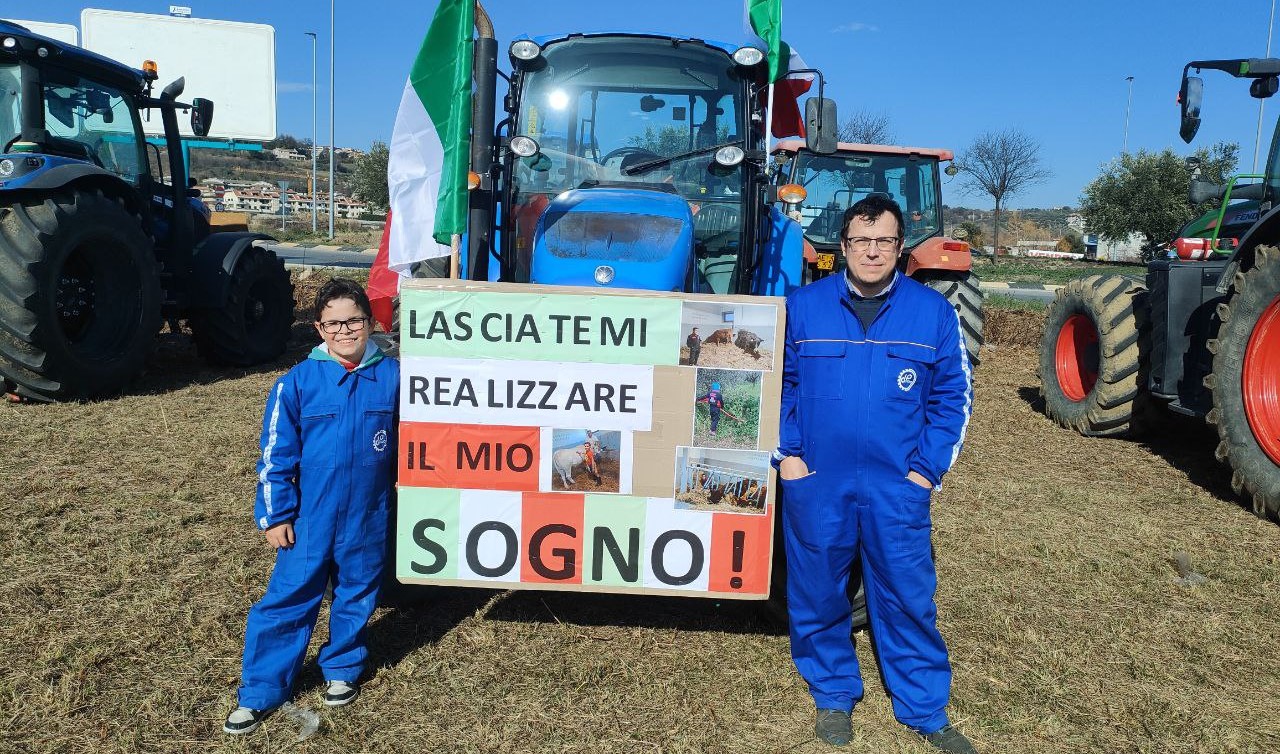 Tra i trattori anche il piccolo Riccardo: «Lasciatemi realizzare il mio sogno»